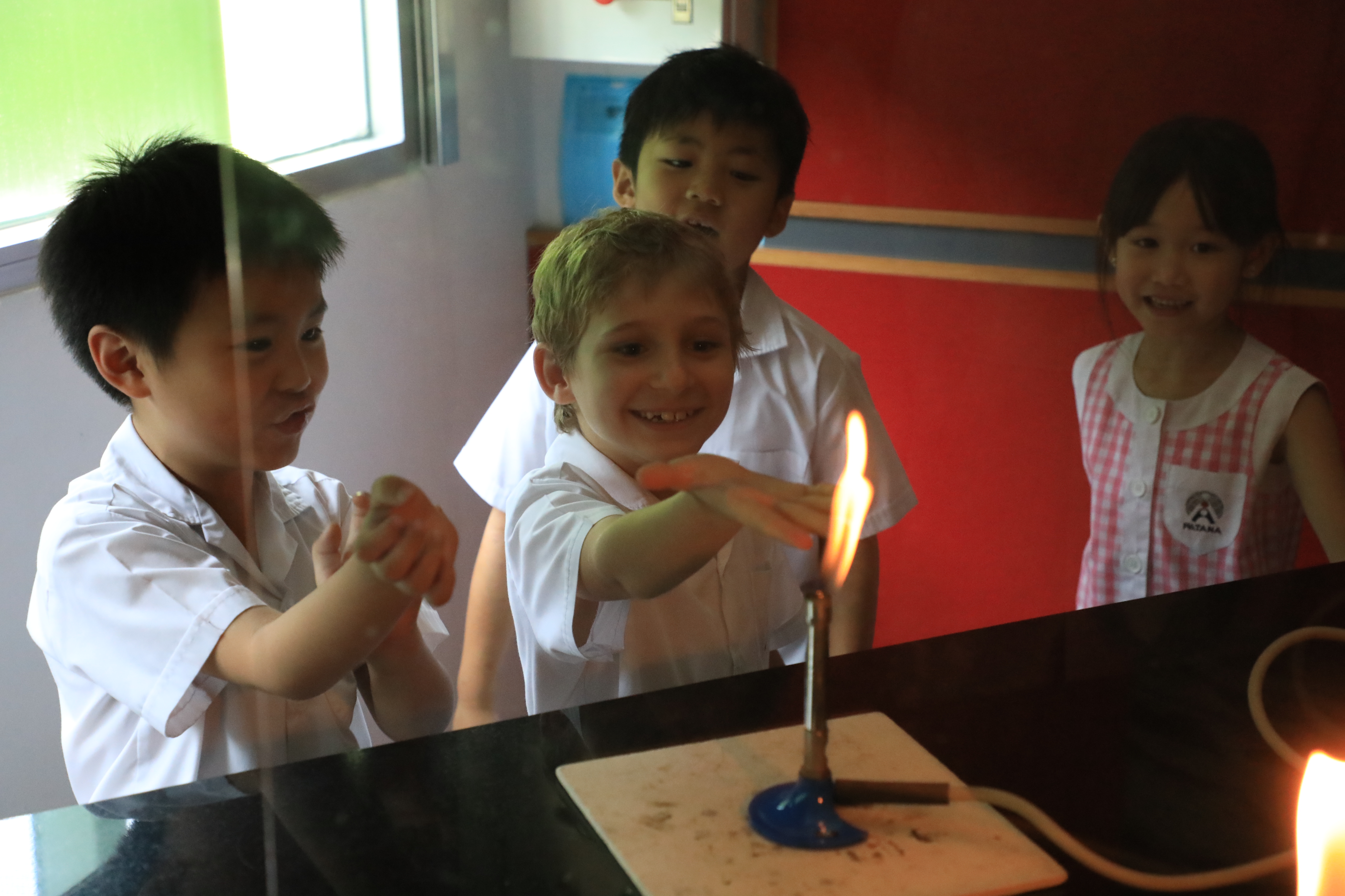 Year 2 learns from Secondary Scientists