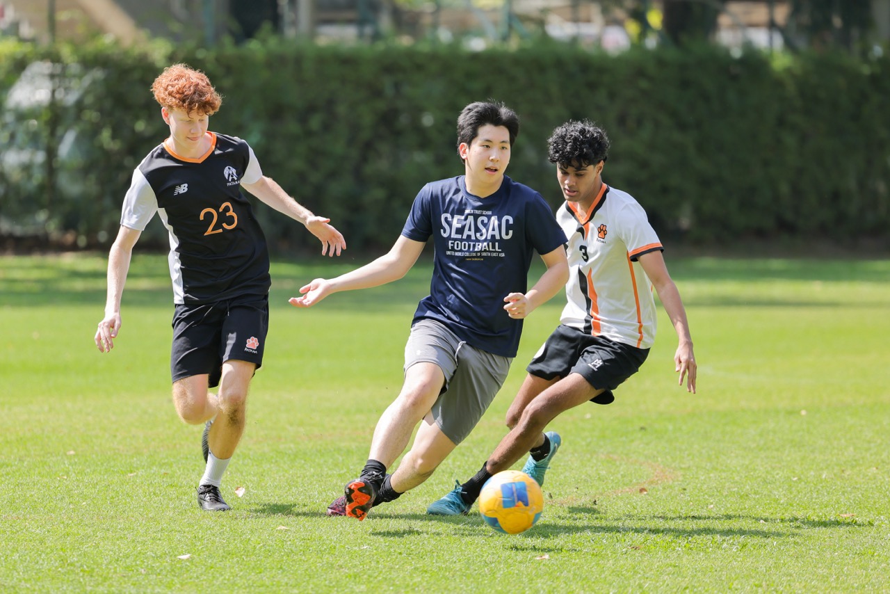 Alumni vs Seniors Football Showdown!